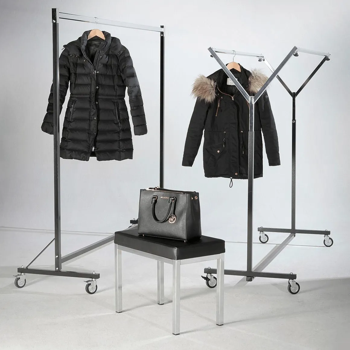 Doppelter Schwerlast-Kleiderständer Mit Rollen