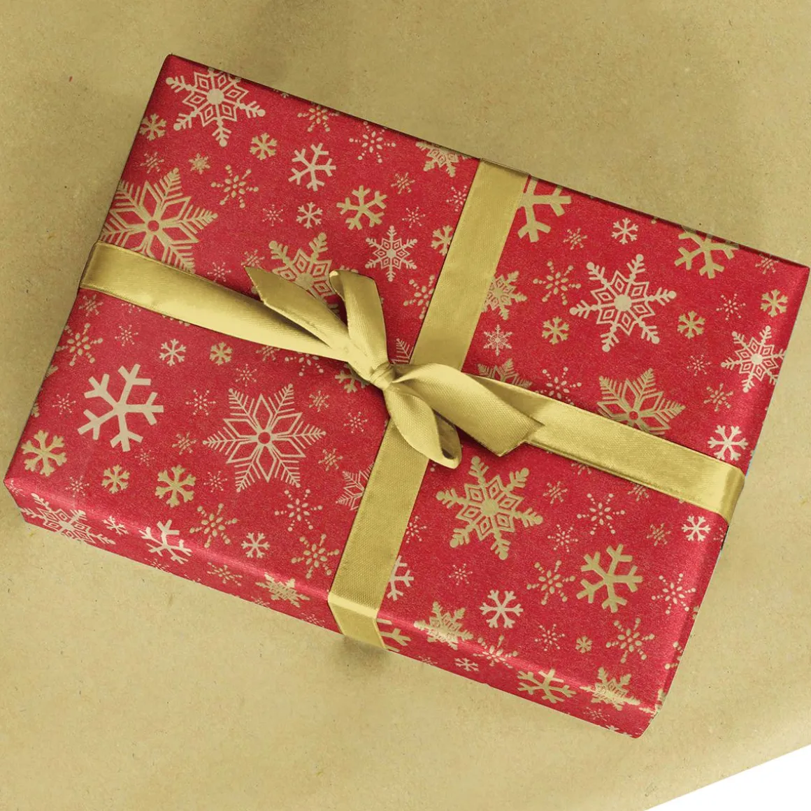 Recyceltes, Rotes Kraftpapier Mit Goldenen Schneeflocken – 50 M Geschenkpapier-Rolle