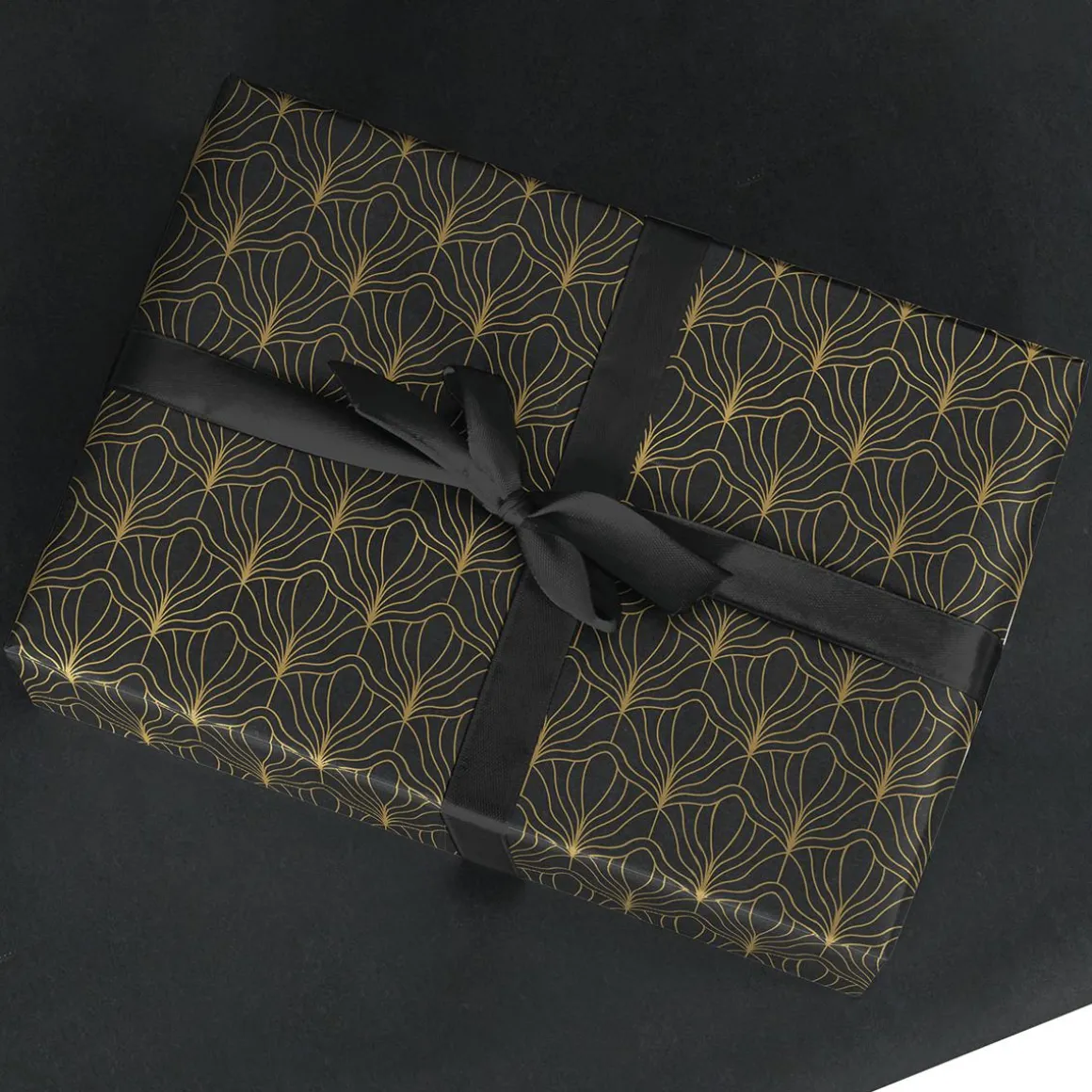 Recyceltes, Schwarzes Kraftpapier Mit Goldenem Fächermotiv – 50 M Geschenkpapier-Rolle