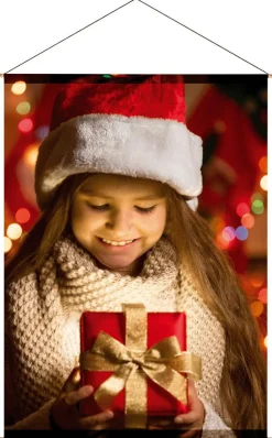 Schwer Entflammbarer Stoffbanner "Mädchen Mit Weihnachtsgeschenk" Aus Fahnenstoff 100 X 140 Cm